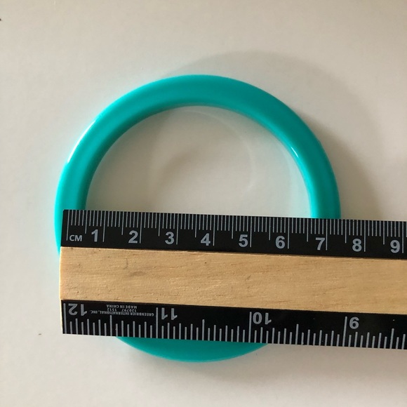 Vintage Lucite Acrylic Turquoise Bangle Bracelet - Picture 5 of 5
